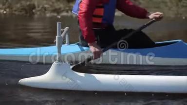 用独木舟上的桨把残疾运动员拉近. 划艇，划艇，划艇.. 培训。 做皮划艇。 奥运会项目